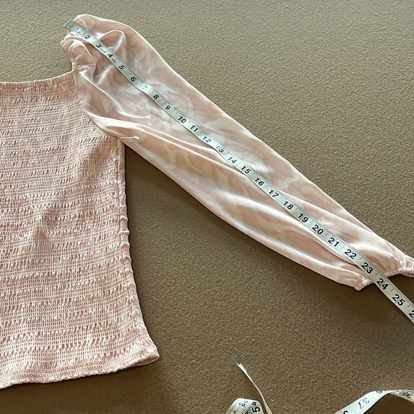 HALOGEN NWOT Variegated Smocked Long
Puff Sleeve Blouse in Pink/White -Size S - Picture 6 of 10